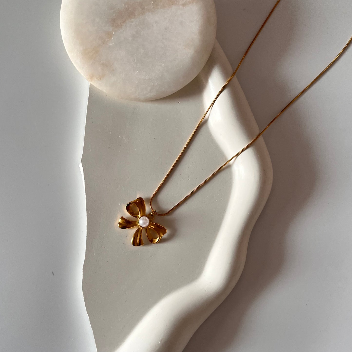 Pearl bow necklace