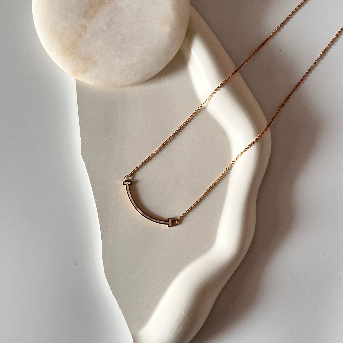 Curved horizon necklace